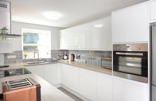 Southampton City Centre House | Spacious home with 8 beds, perfect for work trips or family stays. Enjoy the comfort of free parking, fast Wi-Fi, and a fully equipped space to relax or get things done.