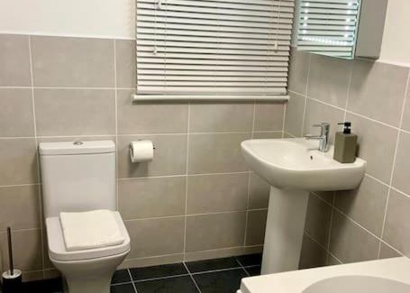 Mousehole Apartment | Spacious home with panoramic sea view, free parking EV & large garden
