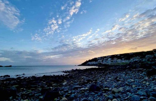 Mousehole Apartment | Spacious home with panoramic sea view, free parking EV & large garden