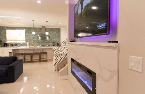 Green Valley House | Spacious Home with privatePool & covered partio, chef's kitchen, 10min to dwtn