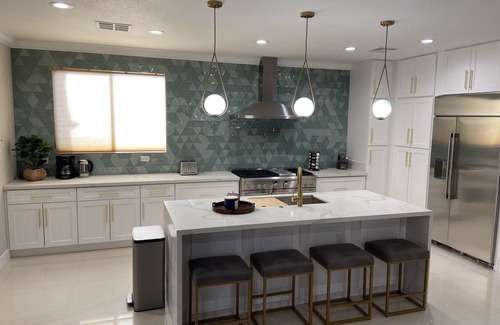 Green Valley House | Spacious Home with privatePool & covered partio, chef's kitchen, 10min to dwtn