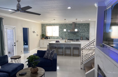 Green Valley House | Spacious Home with privatePool & covered partio, chef's kitchen, 10min to dwtn