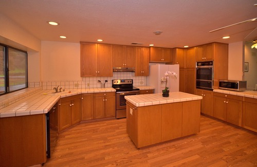 Kaweah House | Spacious Home with Large Deck & North Fork River Beach for Family Fun. Book It!