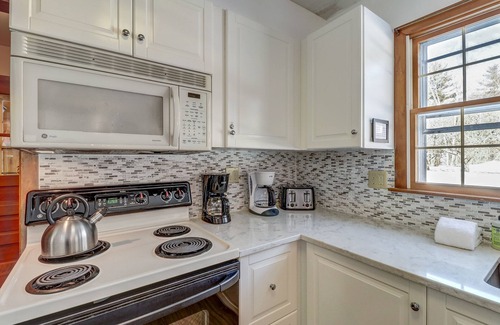 Ludlow House | Spacious home with WiFi, Private Pool, & Hot Tub - Near Slopes & Lake