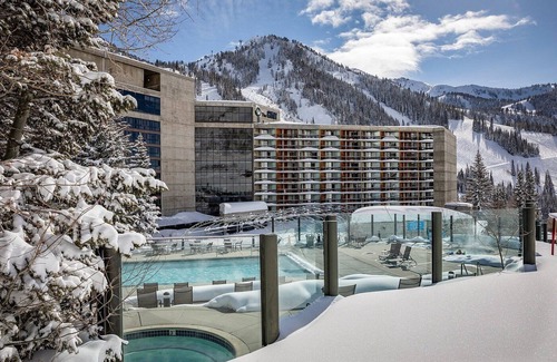 Salt Lake Mountain Resorts Hotel | Spacious hotel room at iconic Cliff Lodge in legendary Snowbird, Utah