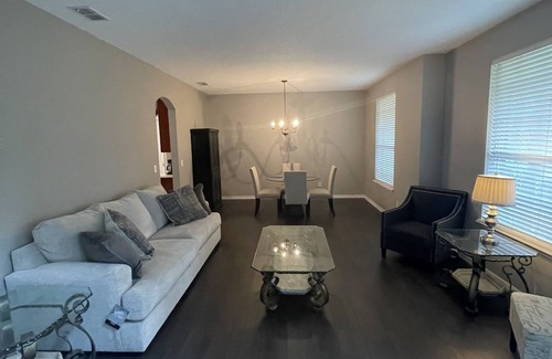 OakLeaf Plantation House | Spacious house in quiet neighborhood near shopping center, Max 4 guests