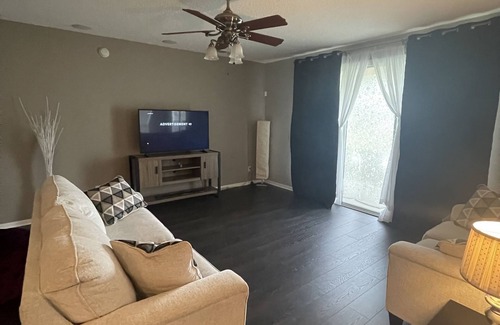 OakLeaf Plantation House | Spacious house in quiet neighborhood near shopping center, Max 4 guests