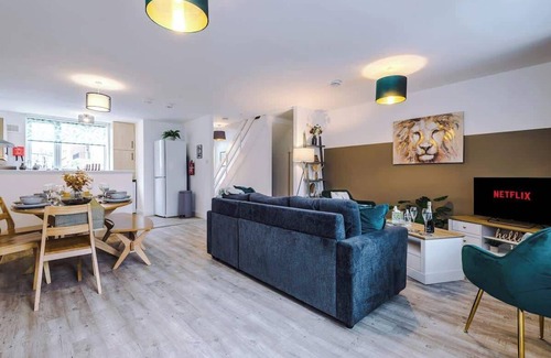 Chester House | Spacious House, Incredible Location, FREE Parking!