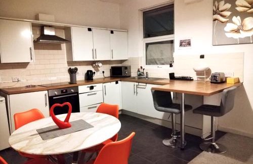 Leigh House | Spacious House, Near Haigh Woodland Park, Wifi, Parking