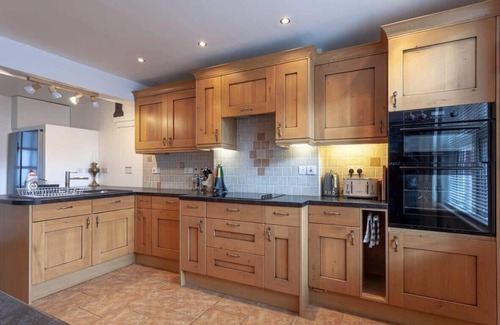 Barnstaple House | Spacious House w/Large Patio & Free Parking