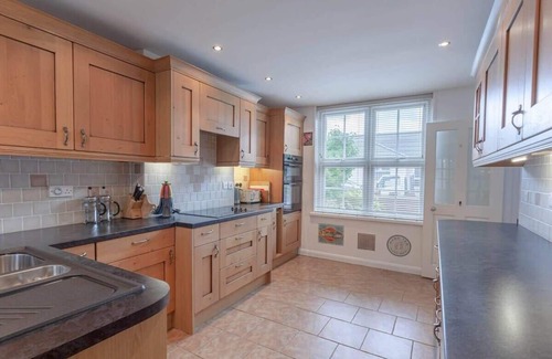 Barnstaple House | Spacious House w/Large Patio & Free Parking