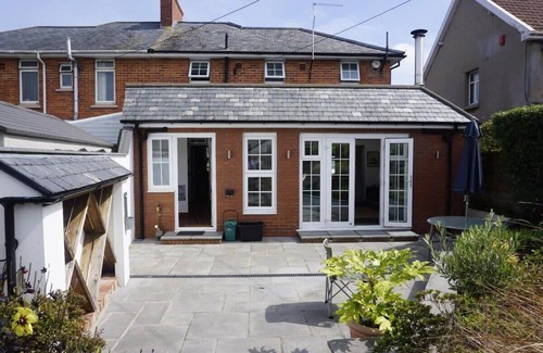 Barnstaple House | Spacious House w/Large Patio & Free Parking