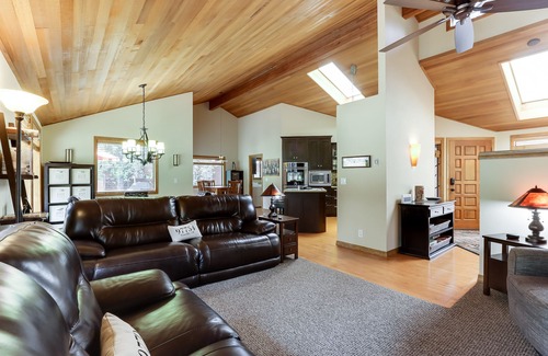Overlook Park House | Spacious house w/shared hot tub & pool, SHARC access, and private gas grill