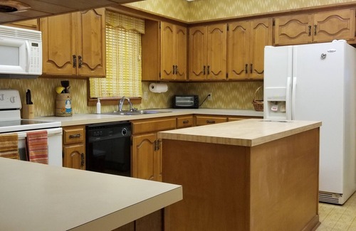 Breckenridge House | Spacious house with Wifi - only 10 minutes from Hubbard Lake.