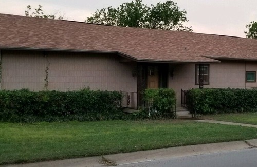 Breckenridge House | Spacious house with Wifi - only 10 minutes from Hubbard Lake.