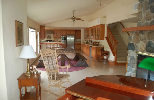 Kaweah House | Spacious House with Breathtaking Panoramic Views and Private River Access