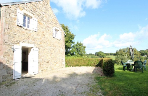 Cotentin Cottage | Spacious house with fireplace and garden in Bricquebec