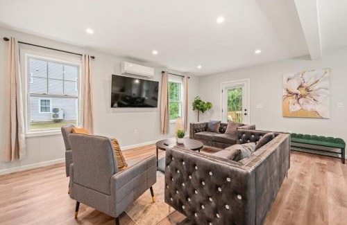 Maple Hill House | Spacious House with King Beds in Prime Location