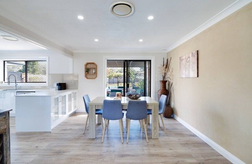 Wyongah House | Spacious House with Pool - 5 min walk to Lake