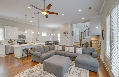 Shady Acres House | Spacious Houston Townhome ~ 5 Mi to Downtown!