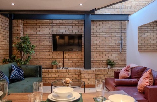 Cathedrals Apartment | Spacious, Industrial, Zone 1, 2 Bed Central London