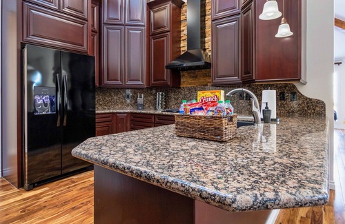 Tri-Cities House | Spacious King Bed Suite with a Hot Tub and View - Entire Home!