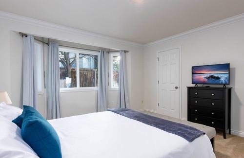 Tri-Cities House | Spacious King Bed Suite with a Hot Tub and View - Entire Home!