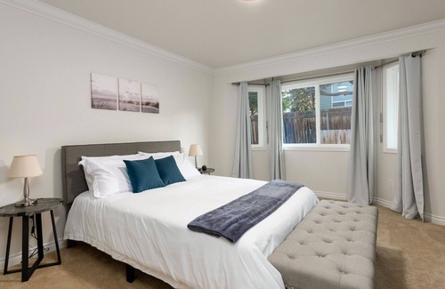Tri-Cities House | Spacious King Bed Suite with a Hot Tub and View - Entire Home!
