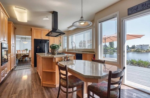 Point Roberts Villa | Spacious King Bedroom with Great Views: A Master Retreat”