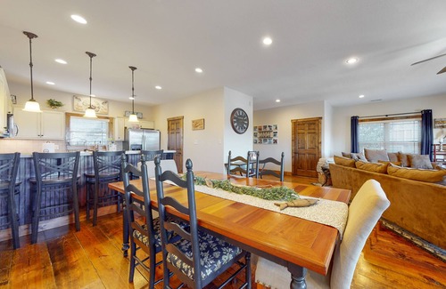 Andersonville House | Spacious lake view townhouse w/free attraction tickets & furnished deck