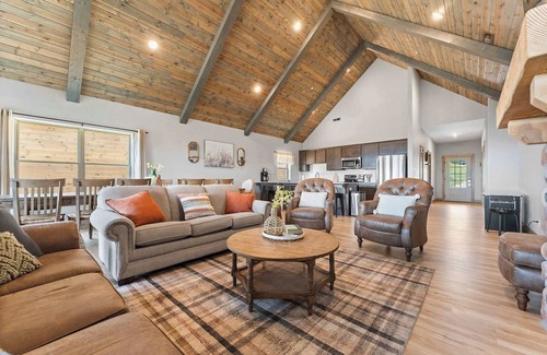 Table Rock Cabin | Spacious Lake View Cabin!