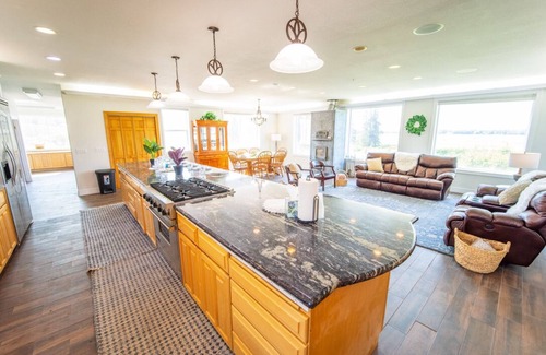 Salamatof House | Spacious Lake Vista Grand Villa - 7BR, Hot Tub, Sauna, WiFi, Spa, Fire Pit