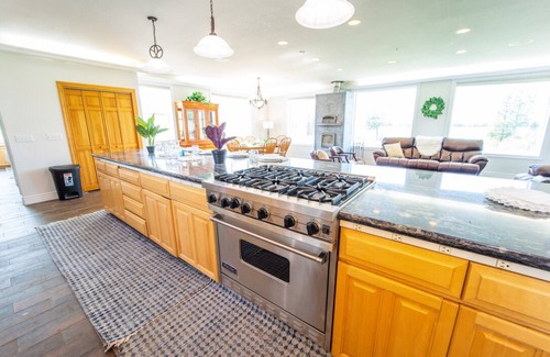 Salamatof House | Spacious Lake Vista Grand Villa - 7BR, Hot Tub, Sauna, WiFi, Spa, Fire Pit