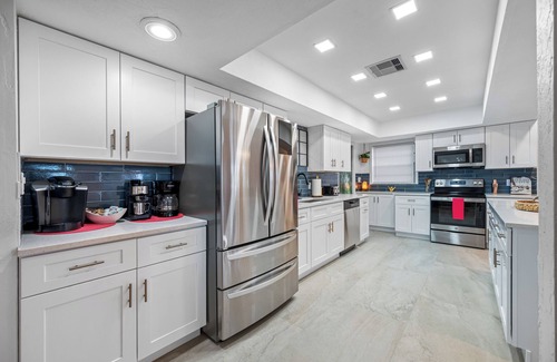 On Top of The World House | Spacious Lakefront pool retreat in Clearwater - 20 min to beaches
