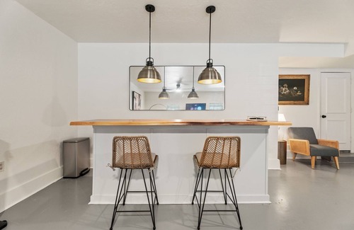 Warr Acres House | Spacious Lakefront View With Hot Tub and Pool NH