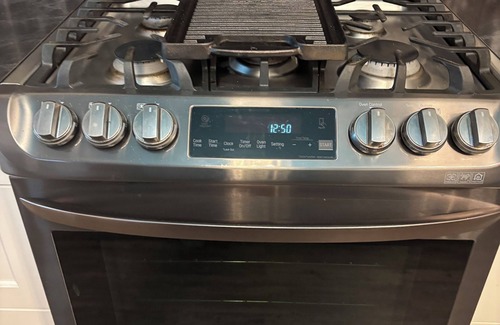 Ashcroft House | Spacious lane home among desert hills, full kitchen, level parking, easy access