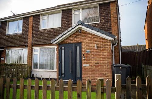 Luton Apartment | Spacious Large House - Very close to M1 - Walking distance to L&D Hospital - Contractor Friendly - Large groups
