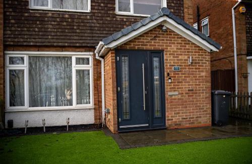 Luton Apartment | Spacious Large House - Very close to M1 - Walking distance to L&D Hospital - Contractor Friendly - Large groups