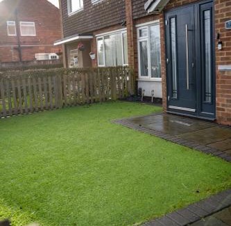 Luton Apartment | Spacious Large House - Very close to M1 - Walking distance to L&D Hospital - Contractor Friendly - Large groups