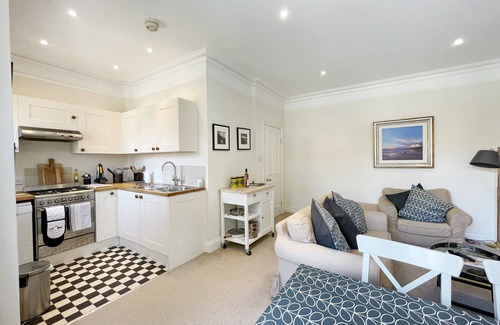 Southfield Apartment | Spacious, light 2 bed flat - great location in heart of Chiswick