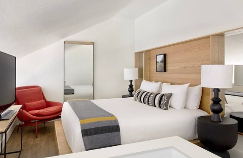 Teton Village Hotel | Spacious Lodge-style Rooms w/Mountain Views & Heated Pool in Teton Village