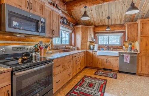 Custer Cabin | Spacious Log Cabin close to Custer State Park