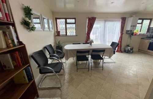 Loxford Apartment | Spacious London House with Parking