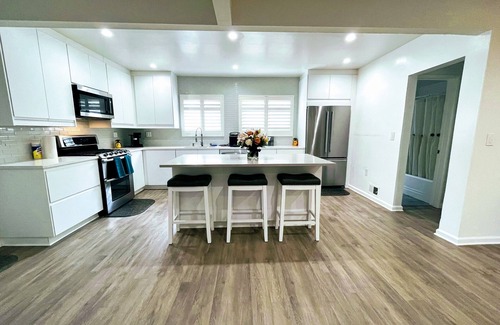 Harbor House | Spacious Long Beach Escape w Private Hot Tub