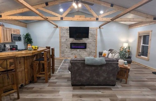 Laurelville Cabin | Spacious Lux Cabin. Close to HH State Park & More!