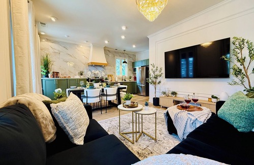 Phoenix Hill Apartment | Spacious Luxury 4 Suites/8BED/7BA in Central Louisville With Private Garden