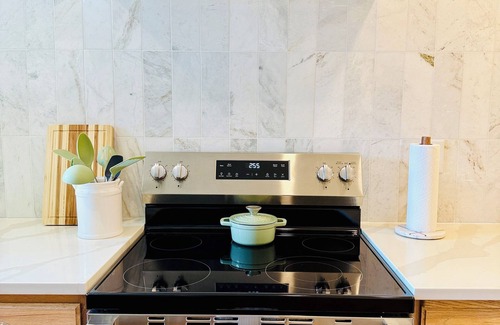 Phoenix Hill Apartment | Spacious Luxury 4 Suites/8BED/7BA in Central Louisville With Private Garden