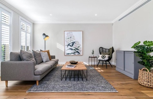 Hampton Villa | Spacious Luxury Hampton Home - Park Front
