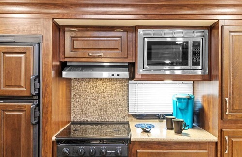 Milton RV Rental | Spacious luxury RV with large kitchen/living room area, private bedroom w/king-size bed, bath and 1/2, with a deck, located in a beautiful RV resort with tons of amenities. Min. stay is 2 nights w/weekly and monthly discounts. Monthly rate is $1,600