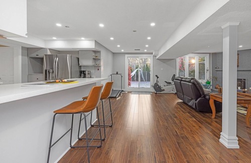 Central Erin Mills Apartment | Spacious luxury walkout unit